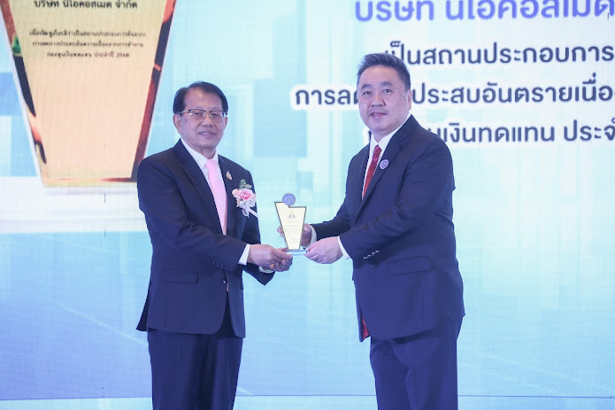 คุณบุญชัย พานิชการ กรรมการผู้จัดการ บริษัท นีโอคอสเมด จำกัด เข้ารับโล่ประกาศเกียรติคุณสถานประกอบการต้นแบบการลดการประสบอันตรายเนื่องจากการทำงาน กองทุนเงินทดแทน ประจำปี 2568