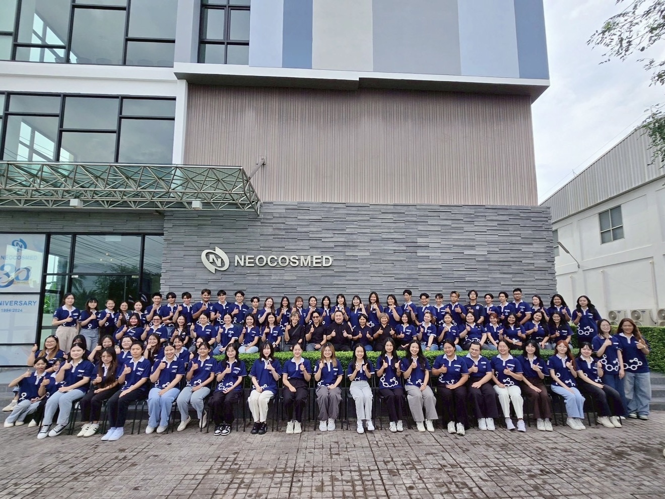 บริษัท นีโอคอสเมด จำกัด ให้การต้อนรับ คณะอาจารย์ และนักศึกษา ภาควิชาเคมี คณะวิทยาศาสตร์ มหาวิทยาลัยเชียงใหม่ เข้าเยี่ยมชมกระบวนการผลิตเครื่องสำอาง ณ บริษัท นีโอคอสเมด จำกัด อำเภอลาดหลุมแก้ว จังหวัดปทุมธานี
